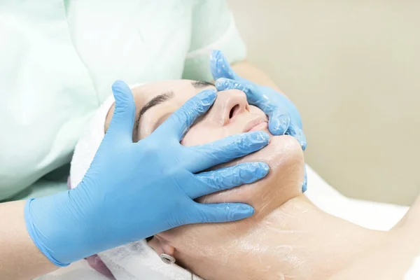 Massage Gezichts Schillen Salon Met Behulp Van Cosmetica — Stockfoto