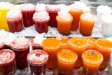 Barcelona'da piyasada plastik bardaklarda taze meyve suyu