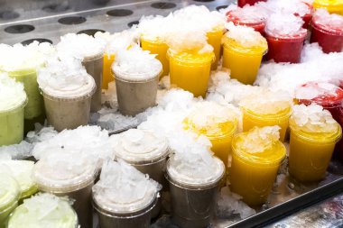 Barcelona'da piyasada plastik bardaklarda taze meyve suyu