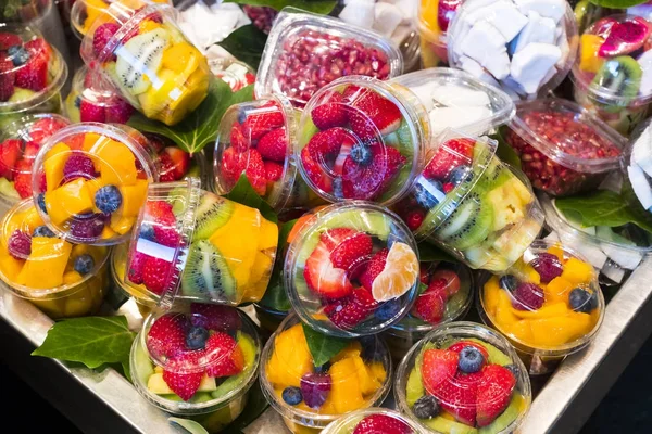 Salada Fatiada Frutas Frescas Copo Plástico — Fotografia de Stock