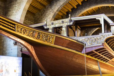 Barcelona, İspanya - 11 Ocak 2018: Expositions Deniz Müzesi'nde bulunan bina güvenleri ve Port Vell bölgesinde Deniz Kolordu eski gemi limanda şehrin içinde.