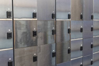 Depo odaları şifreli kilitler ve numaraları ile arka plan