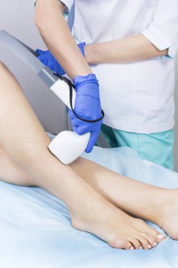 Kadın bacaklarda Güzellik Salonu lazer epilasyon işlemi