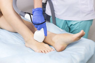 Kadın bacaklarda Güzellik Salonu lazer epilasyon işlemi