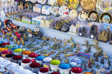 Barcelona, İspanya - 11 Ocak 2018: raflar ve mıknatıslar ve Hatıra Eşyası turistler ve Konuklar şehrin için raflar