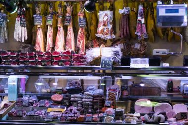 Barcelona, İspanya - 11 Ocak 2018: Barcelona gıda jamon turistler ve ziyaretçiler için şehrin sebze satan Boqueria eski bakkal market.