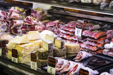 Barcelona, İspanya - 11 Ocak 2018: Barcelona gıda jamon turistler ve ziyaretçiler için şehrin sebze satan Boqueria eski bakkal market.