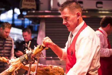 Barcelona, İspanya - 11 Ocak 2018: Barcelona gıda jamon turistler ve ziyaretçiler için şehrin sebze satan Boqueria eski bakkal market.