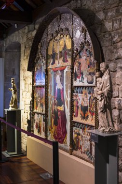 Barcelona, İspanya - 11 Ocak 2018: Gaudi'nin Sergi Merkezi kalıcı bir sergi sunuyor nerede mimar'ın kişisel eşyalarını ve onun robot test modelleri sunulmaktadır Gaudi ile yürüyüş.