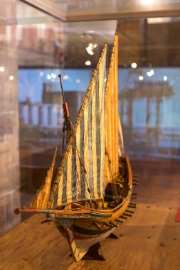 Barcelona, İspanya - 11 Ocak 2018: Expositions Deniz Müzesi'nde bulunan bina güvenleri ve Port Vell bölgesinde Deniz Kolordu eski gemi limanda şehrin içinde.