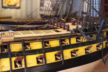 Barcelona, İspanya - 11 Ocak 2018: Expositions Deniz Müzesi'nde bulunan bina güvenleri ve Port Vell bölgesinde Deniz Kolordu eski gemi limanda şehrin içinde.
