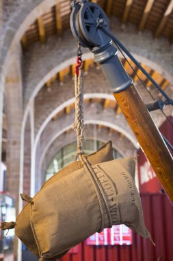 Barcelona, İspanya - 11 Ocak 2018: Expositions Deniz Müzesi'nde bulunan bina güvenleri ve Port Vell bölgesinde Deniz Kolordu eski gemi limanda şehrin içinde.