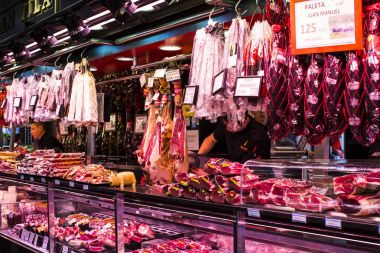 Barcelona, İspanya - 11 Ocak 2018: Barcelona gıda jamon turistler ve ziyaretçiler için şehrin sebze satan Boqueria eski bakkal market.