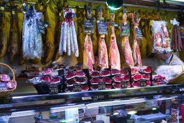 Barcelona, İspanya - 11 Ocak 2018: Barcelona gıda jamon turistler ve ziyaretçiler için şehrin sebze satan Boqueria eski bakkal market.