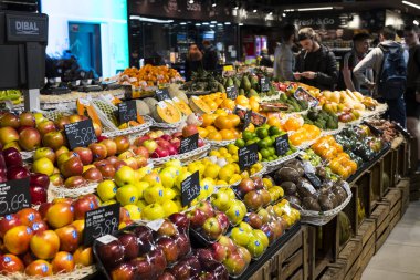 Barcelona, İspanya - 11 Ocak 2018: ziyaretçiler ve raflar, raflar ve bakkal süpermarket Carrefour buzdolabı ürünlerde
