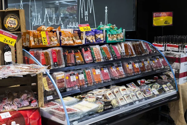 バルセロナ スペイン 2018 訪問者と商品棚や食料品スーパー マーケット カルフールの冷蔵庫の棚 — ストック写真