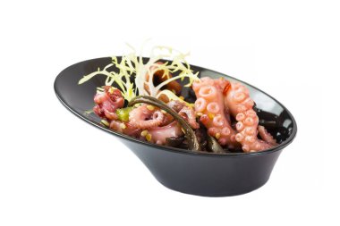 Mini kanepeler deniz ürünleri ve sebze ve otlar ve beyaz arka plan üzerinde izole plastik mutfak eşyaları.