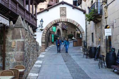 Barcelona, İspanya - 13 Ocak 2018: mimari karmaşık Poble Espanyol ülkenin geleneksel mimarisinin. Barselona'da düzenlenen bir uluslararası sergi için 1929 yılında oluşturulan. 