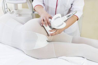 Kadın şu anda klinikte yağ aldırma ameliyatında. 