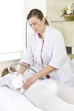 Kadın şu anda klinikte yağ aldırma ameliyatında. 