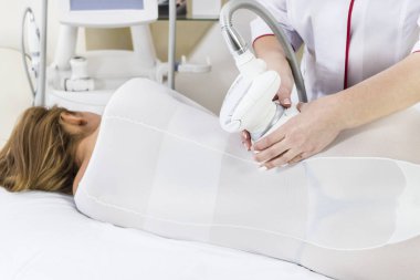 Kadın şu anda klinikte yağ aldırma ameliyatında. 