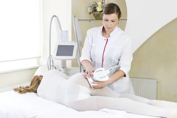 Mujer Está Proceso Lipomassage Clínica — Foto de Stock