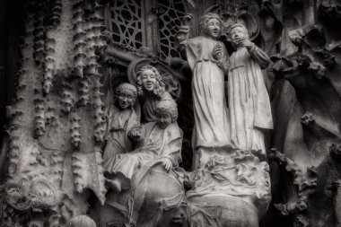 Barcelona, İspanya - 13 Ocak 2018: siyah beyaz görüntü öğelerini, mimari ve Sagrada Familia eski kesiminde girişinde heykelleri.