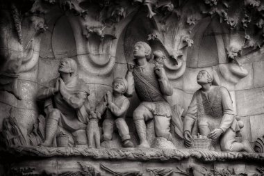 Barcelona, İspanya - 13 Ocak 2018: siyah beyaz görüntü öğelerini, mimari ve Sagrada Familia eski kesiminde girişinde heykelleri.