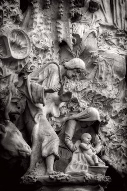 Barcelona, İspanya - 13 Ocak 2018: siyah beyaz görüntü öğelerini, mimari ve Sagrada Familia eski kesiminde girişinde heykelleri.