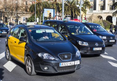 Barcelona, İspanya - 11 Ocak 2018: Barselona Merkez sokaklarda taksi Oto.