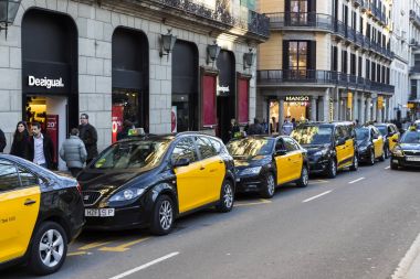 Barcelona, İspanya - 11 Ocak 2018: Barselona Merkez sokaklarda taksi Oto.