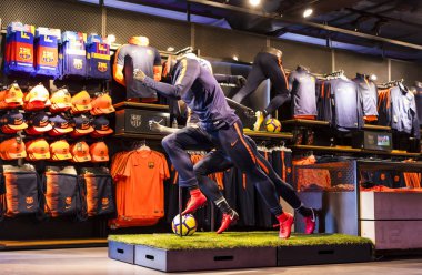 Barcelona, İspanya - 12 Ocak 2018: Hediyelik eşya ve gereçlerinin takım hayranları ve stadyum ziyaretçiler için resmi mağaza Fc Barcelona, giyim ve ayakkabı ekibi.