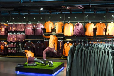 Barcelona, İspanya - 12 Ocak 2018: Hediyelik eşya ve gereçlerinin takım hayranları ve stadyum ziyaretçiler için resmi mağaza Fc Barcelona, giyim ve ayakkabı ekibi.