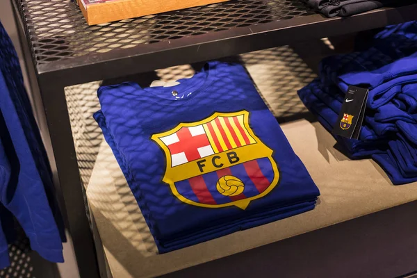 Barcelona, İspanya - 12 Ocak 2018: Hediyelik eşya ve gereçlerinin takım hayranları ve stadyum ziyaretçiler için resmi mağaza Fc Barcelona, giyim ve ayakkabı ekibi.
