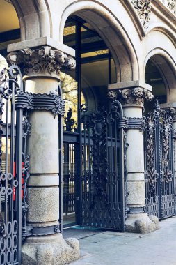 Barcelona, İspanya - 13 Ocak 2018: şehir ve Konuklar Barselona sokaklarında sakinleri ile mimari peyzaj.