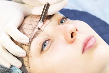 Microblading kaşlar akışında bir Güzellik Salonu 