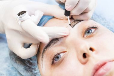 Microblading kaşlar akışında bir Güzellik Salonu 
