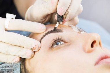 Microblading kaşlar akışında bir Güzellik Salonu 