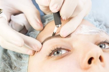 Microblading kaşlar akışında bir Güzellik Salonu 