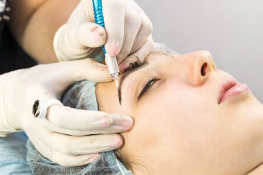 Microblading kaşlar akışında bir Güzellik Salonu 
