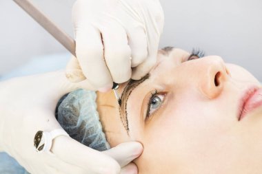 Microblading kaşlar akışında bir Güzellik Salonu 