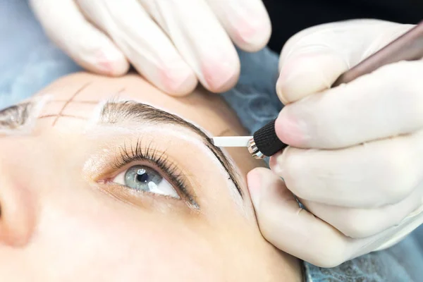 Microblading Wenkbrauwen Werkstroom Een Schoonheidssalon — Stockfoto