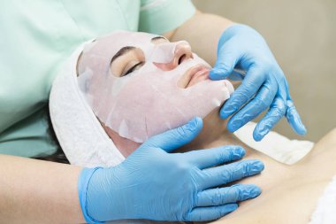 Masaj ve yüz kabukları kozmetik kullanma salon 