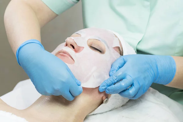 Massagem Cascas Faciais Salão Usando Cosméticos — Fotografia de Stock