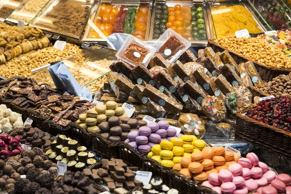 Barcelona, İspanya - 11 Ocak 2018: Barcelona gıda jamon turistler ve ziyaretçiler için şehrin sebze satan Boqueria en eski pazarda gıda raflardaki ürünleri. 