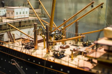 Barcelona, İspanya - 11 Ocak 2018: Expositions Deniz Müzesi'nde bulunan bina güvenleri ve Port Vell bölgesinde Deniz Kolordu eski gemi limanda şehrin içinde. 