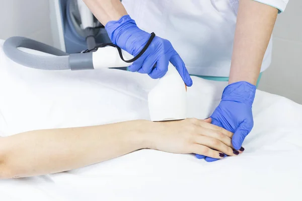 Proceso Depilación Láser Las Extremidades Femeninas Salón Belleza —  Fotos de Stock