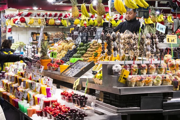 Barcelona Spain January 2018 Det Gamle Dagligvaremarkedet Barcelona Boqueria Selger – stockfoto