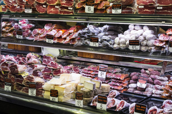 БАРСЕЛОНА, ИСПАНИЯ - 11 ЯНВАРЯ 2018: Старый продуктовый рынок Барселоны Boqueria, продающий овощи из ямона для туристов и гостей города
. 