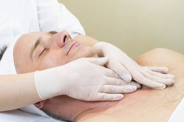 adam maske kozmetik prosedür spa salonda.